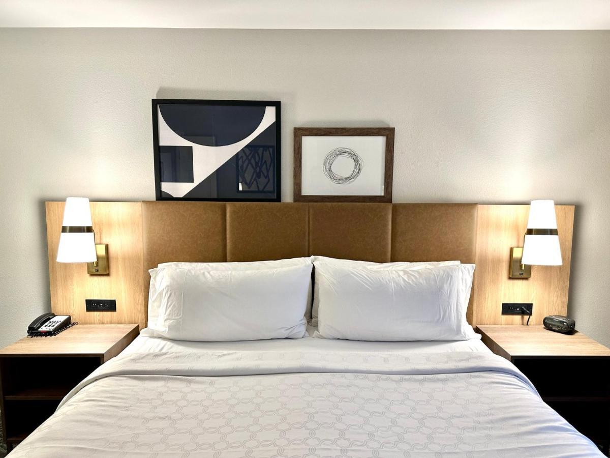 Staybridge Suites Milwaukee West-Oconomowoc By Ihg Екстер'єр фото